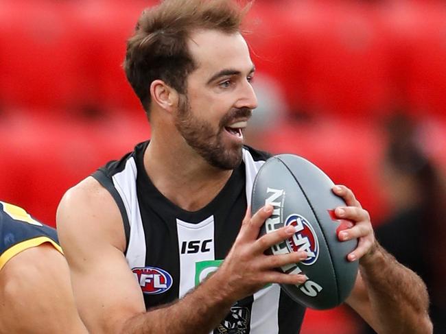 ADELAIDE, AUSTRALIA - FEBRUARY 15: Steele Sidebottom of the Magpies and Jordan Gallucci of the Crows in action during the AFLX match between the Adelaide Crows and the Collingwood Magpies at Hindmarsh Stadium on February 15, 2018 in Adelaide, Australia. (Photo by Michael Willson/AFL Media/Getty Images)