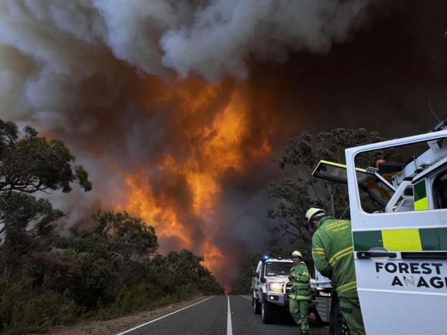 Grampians bushfire rages, crews brace for ‘uncontrollable’ fire conditions on Boxing Day