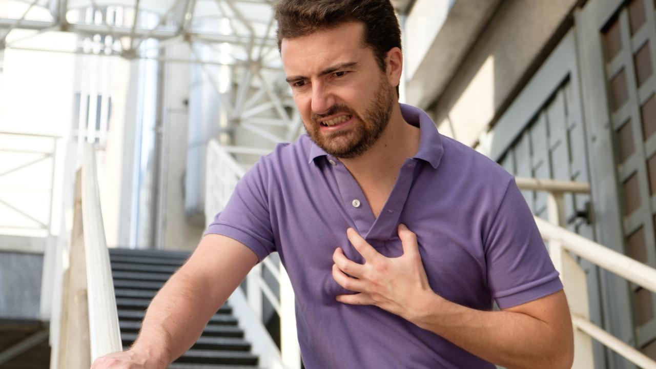 7 SYMPTOMS YOUR BODY GIVES BEFORE A HEART ATTACK 