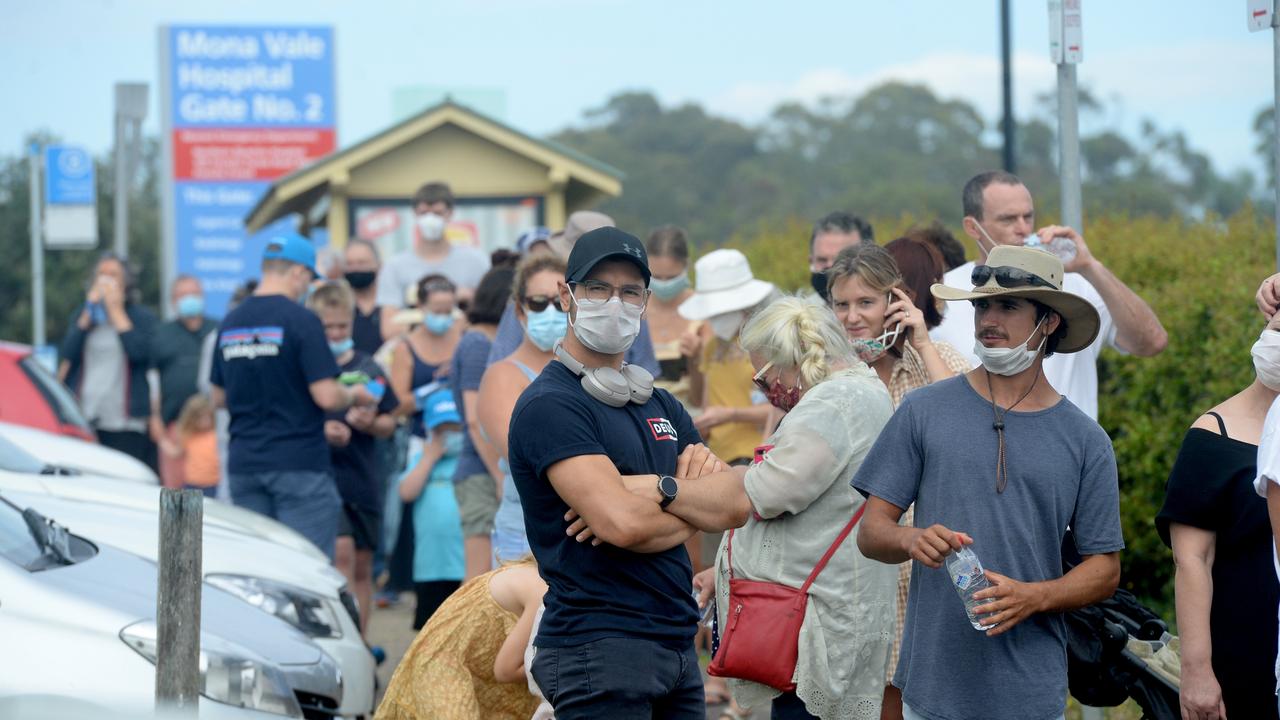 Northern Beaches local residents line up at Mona Vale hospital for a COVID-19 test. Picture: Jeremy Piper/NCA NewsWire