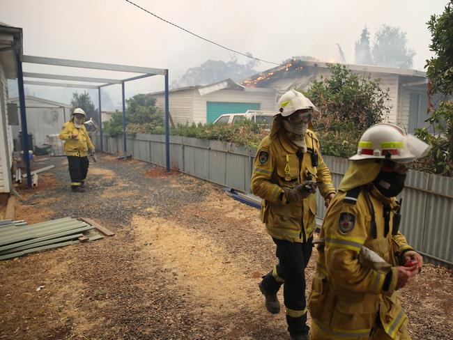 Fire crews get ready to protect Batlow. Picture Rohan Kelly