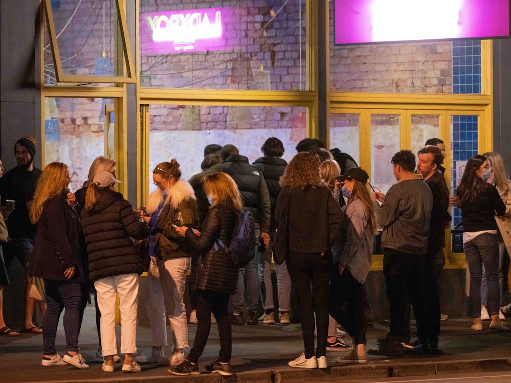 Northcote street party erupts after Richmond ‘takeaway’ pub crawl ...