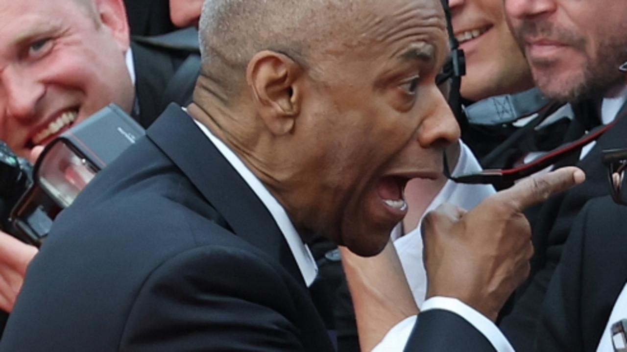 Star screams at photographer on red carpet