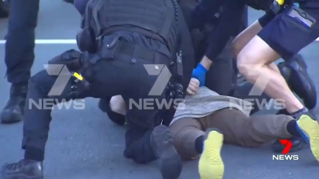 'Get your knee off him': Police arrest protesters in Brisbane (7 News)