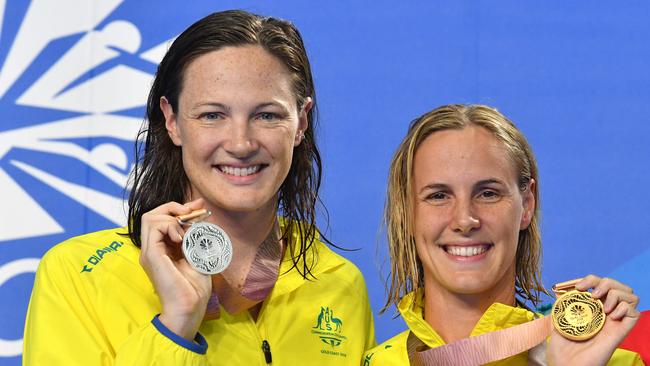 Cate and sister Bronte during the medal ceremony for the Womens 100m Freestyle Final at the 2018 Commonwealth Games. (AAP Image/Darren England)