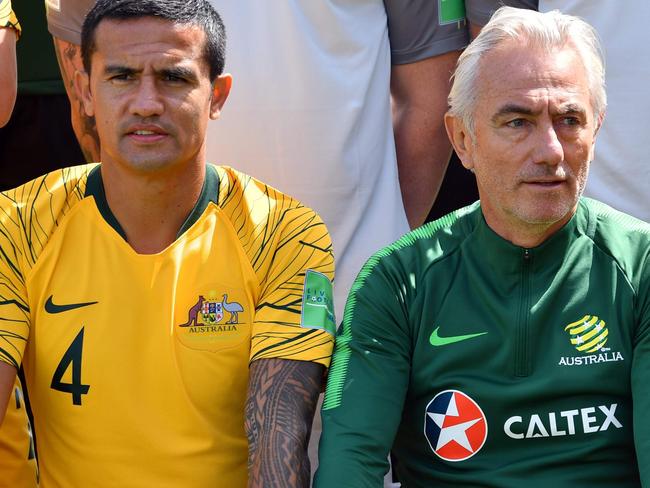 Australia's forward Tim Cahill (L), coach Bert van Marwijk and midfielder Mile Jedinak (R) pose on the sideline of a training session in Kazan on June 12, 2018, ahead of the Russia 2018 World Cup football tournament.  / AFP PHOTO / SAEED KHAN