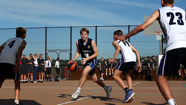 Oliver Lucas, 15, looks to pass his younger opponent Kai Hush, 14, in the mixed grades team. Picture: Jane Dempster