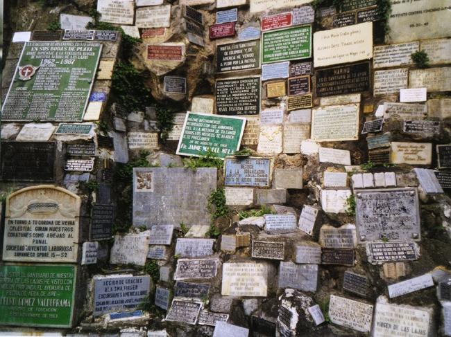 Mur de exvoto de la oameni care îi mulțumesc lui Dumnezeu.