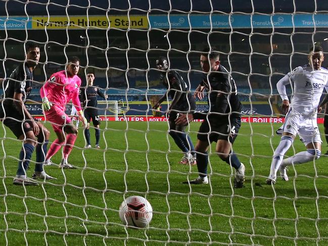 Leeds United's Brazilian-born Spanish striker Rodrigo (R) watches his shot hit the City net as he scores their first goal during the English Premier League football match between Leeds United and Manchester City at Elland Road in Leeds, northern England on October 3, 2020. (Photo by JASON CAIRNDUFF / POOL / AFP) / RESTRICTED TO EDITORIAL USE. No use with unauthorized audio, video, data, fixture lists, club/league logos or 'live' services. Online in-match use limited to 120 images. An additional 40 images may be used in extra time. No video emulation. Social media in-match use limited to 120 images. An additional 40 images may be used in extra time. No use in betting publications, games or single club/league/player publications. /