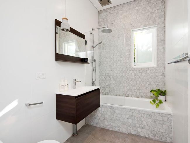 The luxurious bathroom with marble hexagonal tiles.