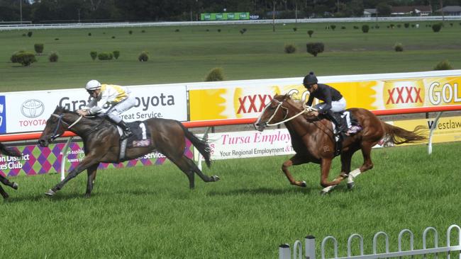 Matt Dunn-trained Dreamtime Magic (right, pictured at the Clarence River Jockey Club in 2019) rounded out five straight for Dunn in Murwillumbah on Thursday