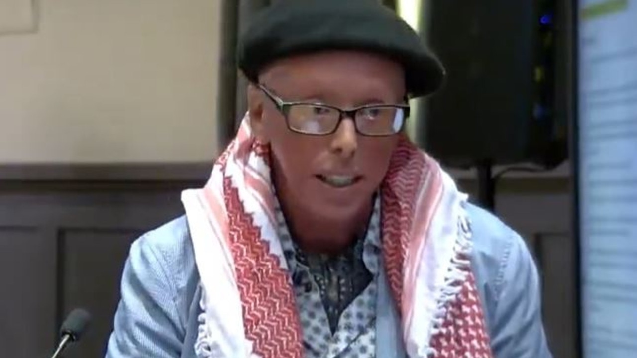 Darebin councillor Gaetano Greco wore a keffiyeh during the council meeting.