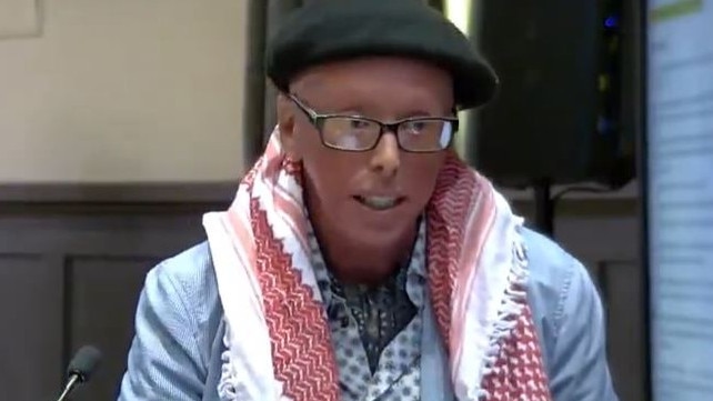 Darebin councillor Gaetano Greco wore a keffiyeh during the council meeting.