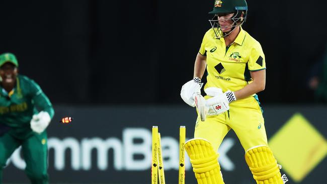 SYDNEY, AUSTRALIA - FEBRUARY 07: Marizanne Kapp of South Africa bowls Beth Mooney of Australia during game two of the Women's One Day International series between Australia and South Africa at North Sydney Oval on February 07, 2024 in Sydney, Australia. (Photo by Mark Metcalfe/Getty Images)