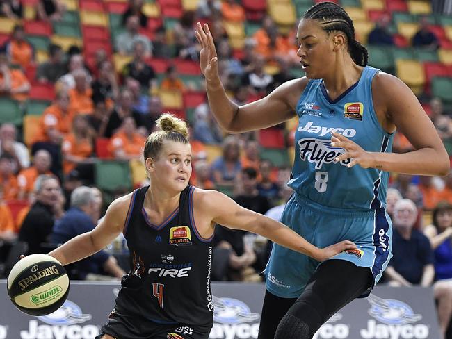 Shyla Heal comes up against Liz Cambage.