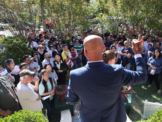 Auction at 52 Chesterfield Road in Epping attracted a crowd of over 200, with at least 8 Police in attendance because of the houses history as a "Drug House." Auctioneer Charles Baynie is pictured in action at the front of the house. Picture: David Swift.