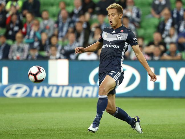 MELBOURNE, AUSTRALIA - NOVEMBER 11: Keisuke Honda of the Victory kicks the ball during the round four A-League match between the Melbourne Victory and the Central Coast Mariners at AAMI Park on November 11, 2018 in Melbourne, Australia. (Photo by Robert Cianflone/Getty Images)
