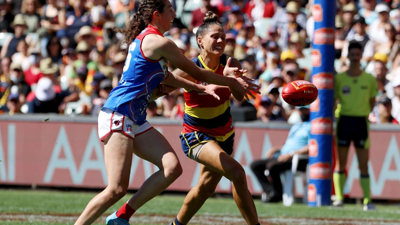 Alyssa Bannan with Stevie-Lee Thompson of the Crows. Photo by James Elsby/AFL Photos via Getty Images.