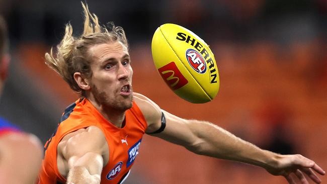 Giants Nick Haynes attempts to mark during the Round 14 AFL match between the GWS Giants and Western Bulldogs at Giants Stadium on 18th June, 2022. Photo by Phil Hillyard (Image Supplied for Editorial Use only - **NO ON SALES** - Â©Phil Hillyard )