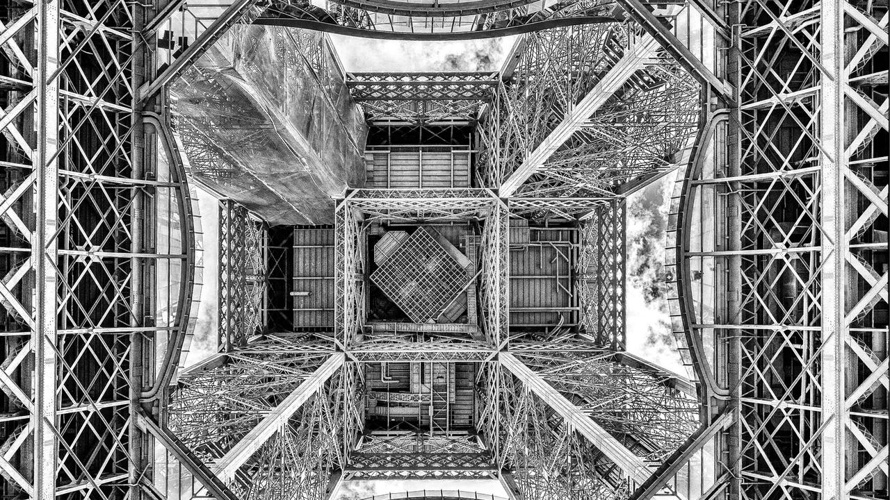 Stunning Photo Shows Eiffel Tower Like It’s Never Been Seen Before 