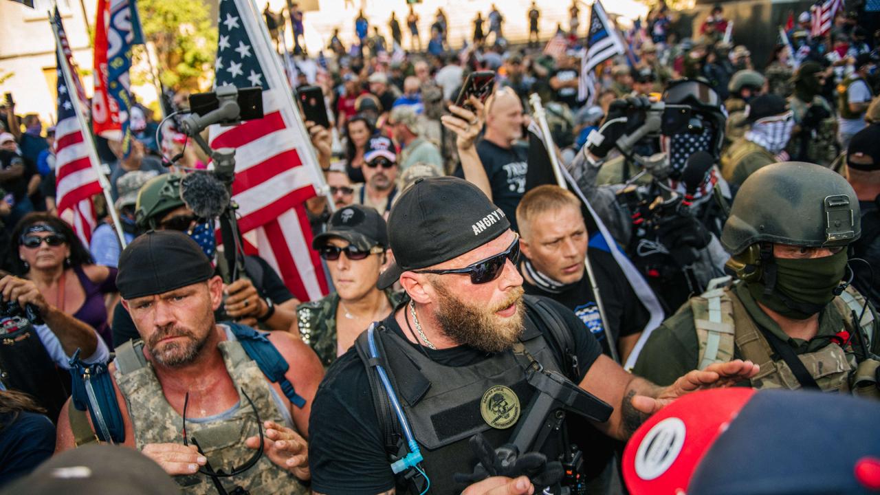 A right-wing protester holds a gun casually while speaking with left-wing protesters in front of the Louisville Metro Hall on September 5, 2020 in Louisville, Kentucky. Picture: Brandon Bell