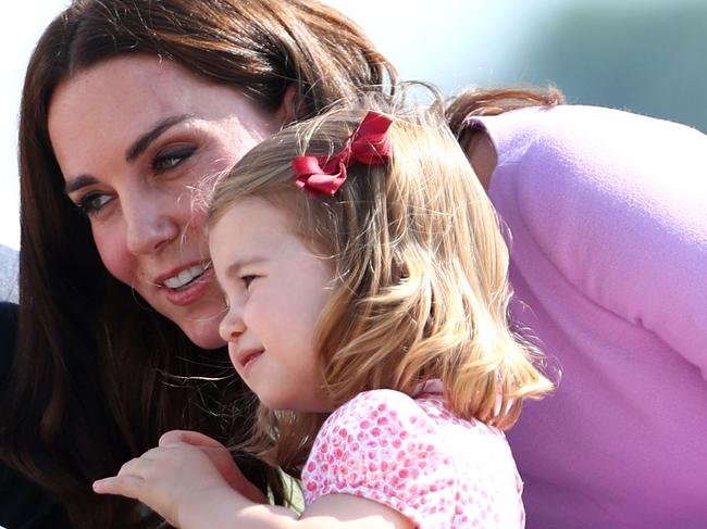 Britain's Kate, the Duchess of Cambridge, and Princess Charlotte board thier plane on the tarmac of the Airbus compound in Hamburg, northern Germany, on July 21,2017. The British royal couple are on the last stage of their three-day visit to Germany. / AFP PHOTO / POOL / Christian Charisius