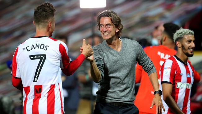 Brentford head coach Thomas Frank celebrates with Sergi Canos