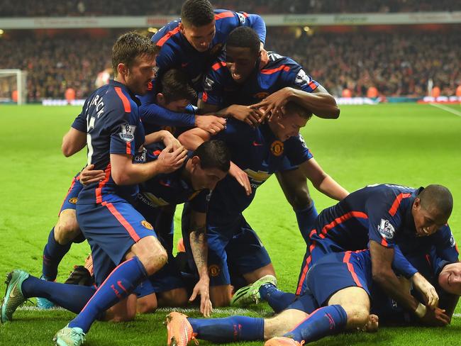 LONDON, ENGLAND - NOVEMBER 22: Wayne Rooney of Manchester United celebrates scoring his team's second goal with team mates during the Barclays Premier League match between Arsenal and Manchester United at Emirates Stadium on November 22, 2014 in London, England. (Photo by Michael Regan/Getty Images)