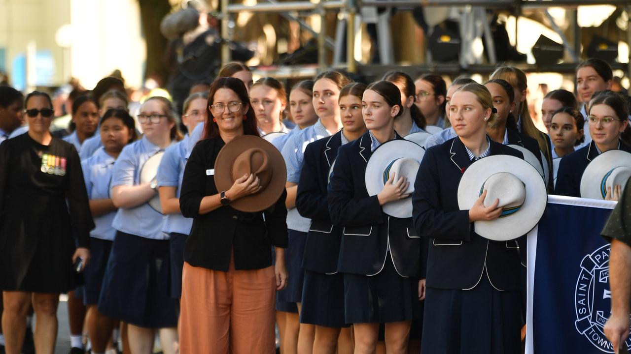 150+ photos Townsville pays respects on Anzac Day Townsville Bulletin