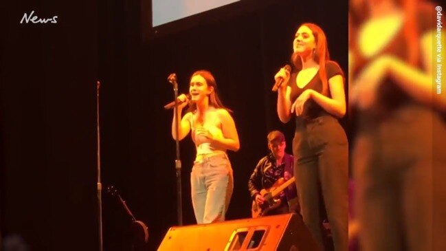 Courteney Cox daughter singing on stage