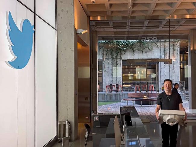 *UPSIZED* This video grab taken from a video posted on the Twitter account of billionaire Tesla chief Elon Musk on October 26, 2022 shows himself carrying a sink as he enters the Twitter headquarters in San Francisco. Picture: Twitter