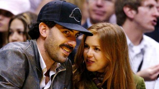 25/02/2007 FEATURES: LOS ANGELES - JANUARY 28: Ali G Comedian Sacha Baron Cohen and girlfriend Isla Fisher attend the game between the Los Angeles Lakers and the Seattle Supersonics on January 28, 2004 in Los Angeles, California. (Photo by Vince Bucci/Getty Images)