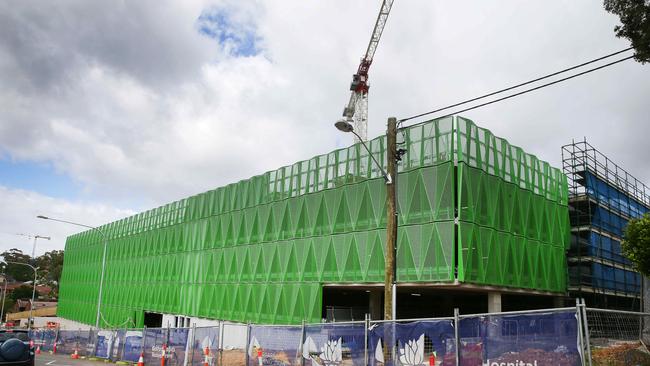 Gosford Hospital's new multistory car park under construction. (AAP Image/Sue Graham)