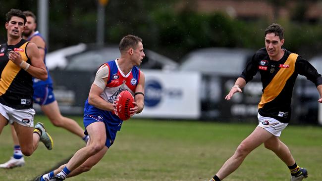 Kyle Mcdonald looks for a North Heidelberg teammate. Picture: Andy Brownbill