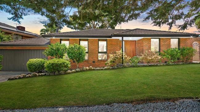 133 Whites Lane, Wheelers Hill, is a short walk from Victoria’s top public primary school.