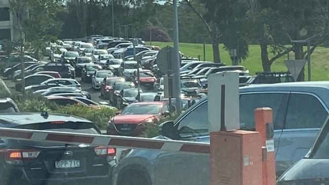 A photo showing a procession of cars waiting to pick up students from Wahroonga Adventist School.