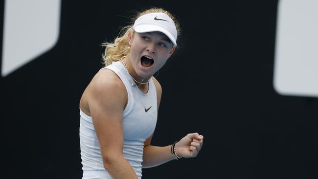 NCA. MELBOURNE, AUSTRALIA. 19th January 2025.   Day 9. Australian Open Tennis at Melbourne Park.   Girls singles. Emerson Jones vs Thea Frodin on court 3.  Australian Emerson Jones during her 3 set win over American Thea Frodin    .  Picture: Michael Klein