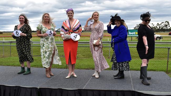 Fashions of the Field Women's Competition: Adele Hook, Bron Scott, Lauren Dempsey, Linda Stickland and Lauren Jans.