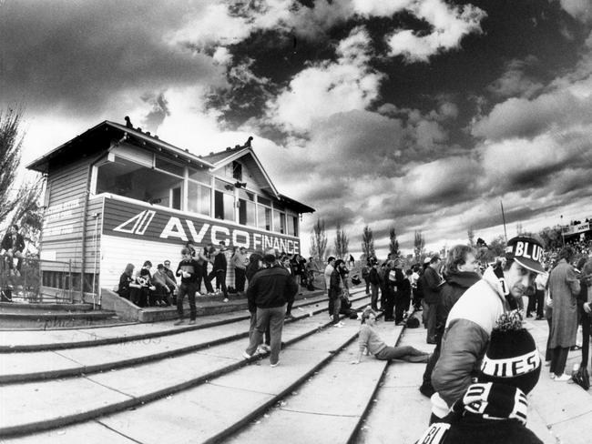 Crowds on the terraces at Princes Park in 1986.