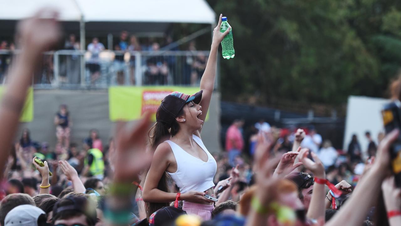 The crowd enjoys Illy at BASSINTHEGRASS 2015