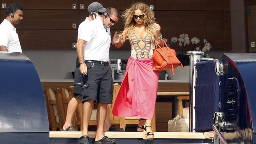 Mariah Carey stumbles, James Packer does nothing