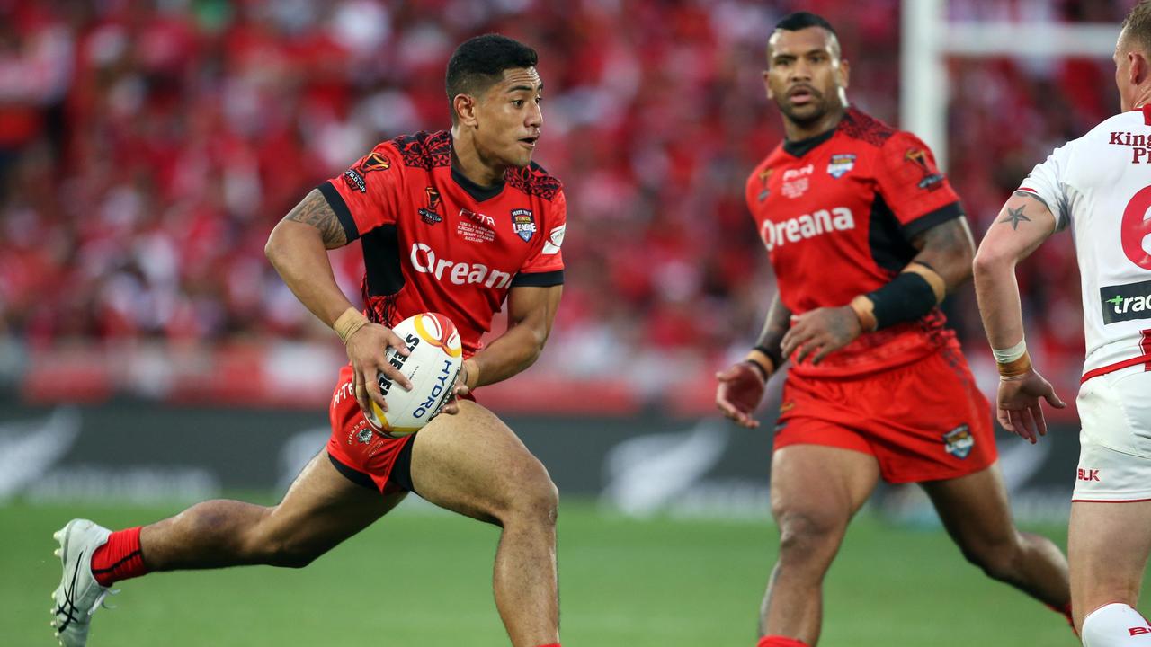 Tonga's Ata Hingano makes a break during the Rugby League World Cup men's semi-final match between Tonga and England. PHOTO: MICHAEL BRADLEY