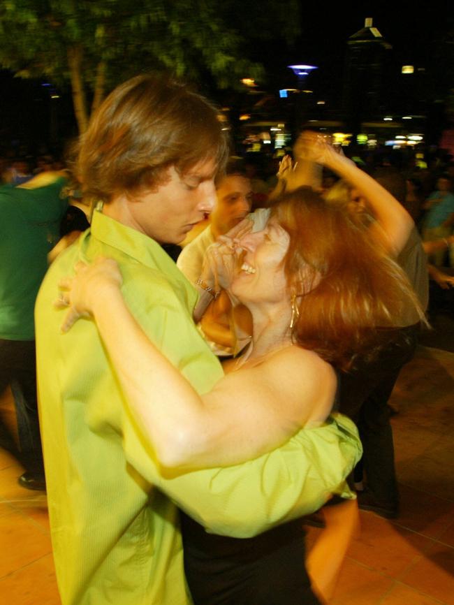 31 Dec 2003 New Year's Eve D/i. South Bank, Brisbane. Maksym and Machelle Rysachuk. picdavid/kelly. revellers