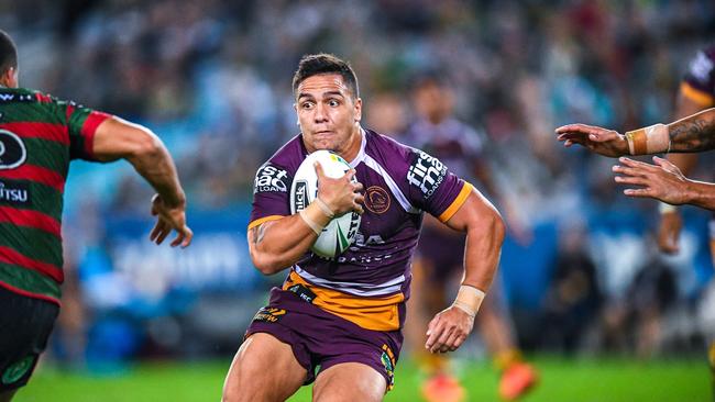 Kodi Nikorima (right) of the Broncos runs with the ball during the Round 8 NRL match between the South Sydney Rabbitohs and the Brisbane Broncos at ANZ Stadium in Sydney, Thursday, April 26, 2018. (AAP Image/Brendan Esposito) NO ARCHIVING, EDITORIAL USE ONLY