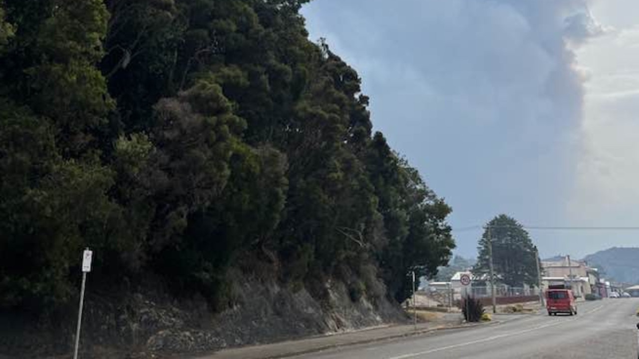 West Coast smoke reaches Hobart, Zeehan not safe to return