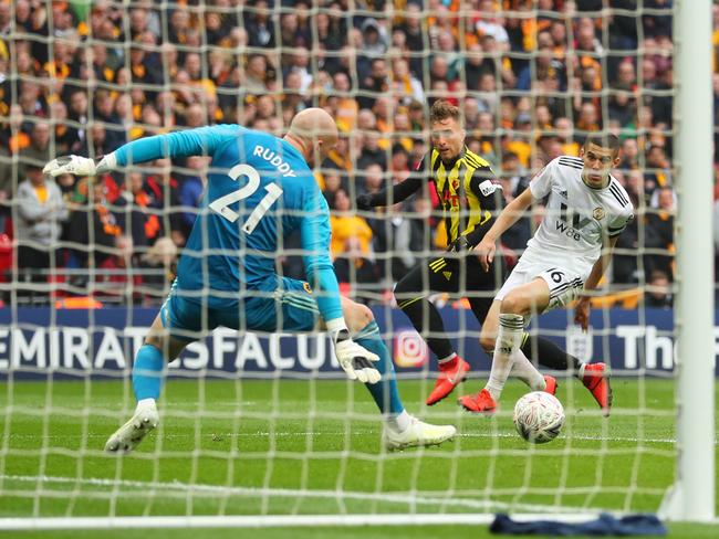 LONDON, ENGLAND - APRIL 07:  Gerard Deulofeu of Watford (C) beats John Ruddy and Conor Coady of Wolverhampton Wanderers as he scores their third goal during the FA Cup Semi Final match between Watford and Wolverhampton Wanderers at Wembley Stadium on April 07, 2019 in London, England. (Photo by Catherine Ivill/Getty Images)