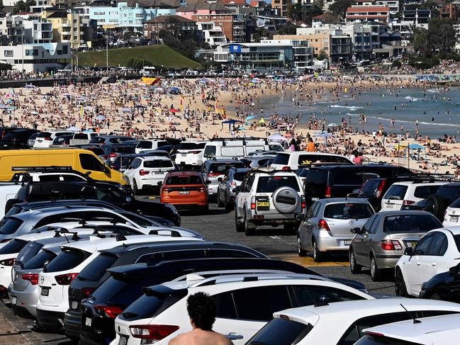 SYDNEY, AUSTRALIA - NewsWire Photos, OCTOBER, 9, 2021: Crowds of people gather at Bondi Beach in Sydney. NSW will ease some COVID-19 restrictions, including opening restaurants/pubs, hairdresser and retail stores, after the state reached 70% double vaccination status. Picture: NCA NewsWire/Bianca De Marchi