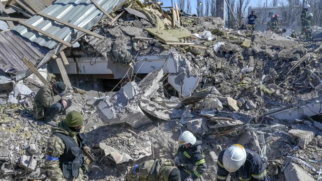 Ukrainian soldiers and rescue officers search for bodies in the debris at Mykolaiv, southern Ukraine. Picture: Bulent Kilic / AFP)