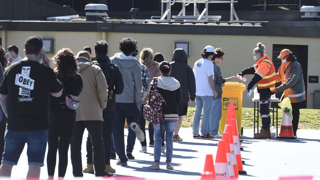 Crowds queue for a Covid vaccine in St Kilda. Picture: Andrew Henshaw