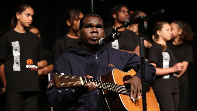 The Gondwana Indigenous Children's Choir rehearsing with Geoffrey Gurrumul Yunupingu.